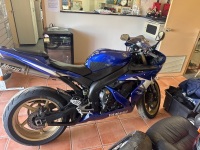 Blue Yamaha YZF-R1 2005 Includes Spare Parts and Equipment - 9