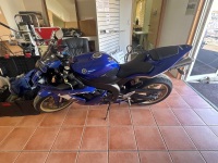 Blue Yamaha YZF-R1 2005 Includes Spare Parts and Equipment - 10