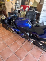 Blue Yamaha YZF-R1 2005 Includes Spare Parts and Equipment - 11