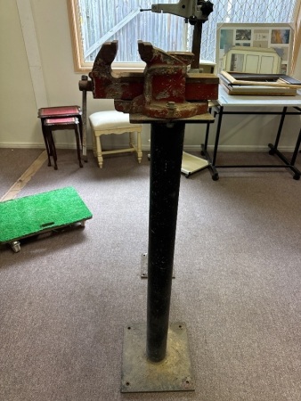 Post Mounted Swivel Vice
