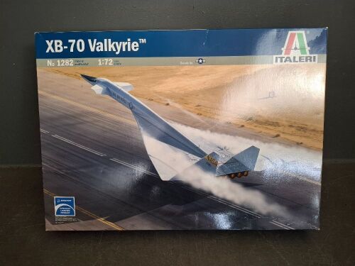 Iyaleri XB-70 Valkyrie No. 1282 1:72 Scale Model in Box as new