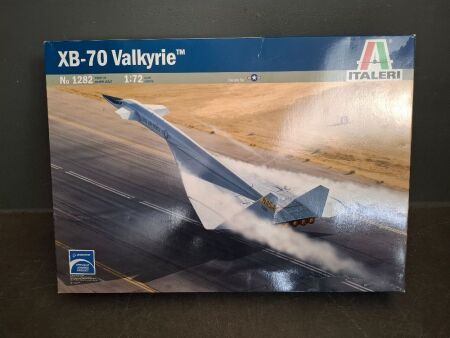 Iyaleri XB-70 Valkyrie No. 1282 1:72 Scale Model in Box as new