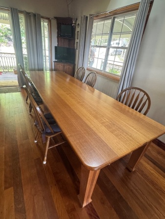 Large wooden Dining Table with 6 matching Chairs