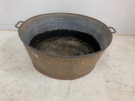 Large Vintage Galvanised Washtub in Good Condition