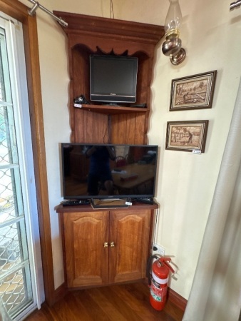 Wooden corner unit (not inc tvs)