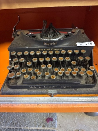 Imperial The Good Companion Leicester England Typewriter