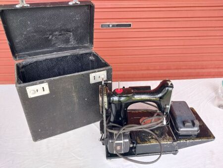 Singer sewing machine-222K Featherweight-EK634285