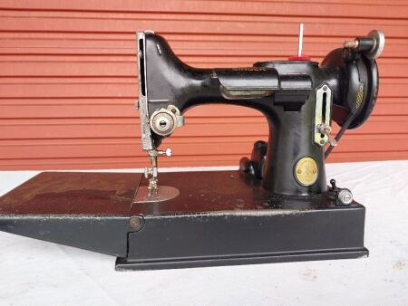 Singer sewing machine-221K Featherweight-EF692063