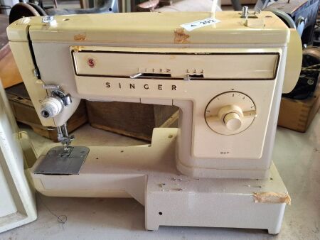 Singer 267 Sewing Machine in Case
