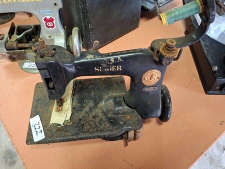 Singer Sewing Machine - G9043445