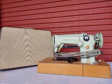 Singer 320K Sewing Machine - Serial K9897373 - With Case and Electric Foot Pedal