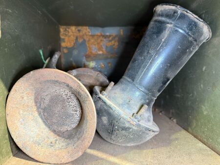 2x Ford V8 horns