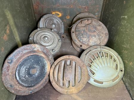 Assorted vintage horns
