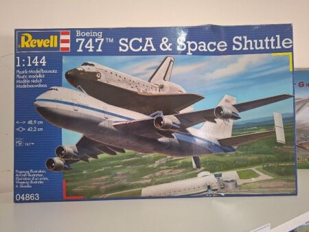 Revell Boeing 747 SCA & Space Shuttle 1:144 Model Plane