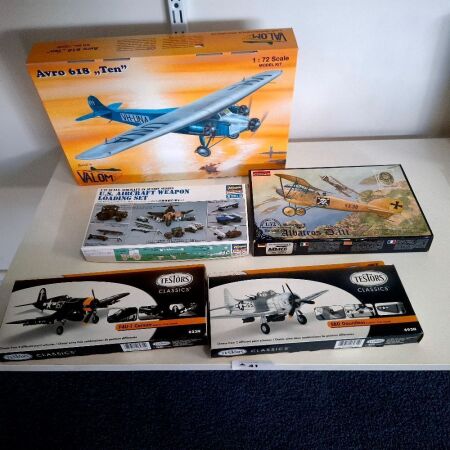 Valom Avro 618 Ten, plus 2x Testers classics, Albatros D.111 & US Aircraft Weapon Loading set