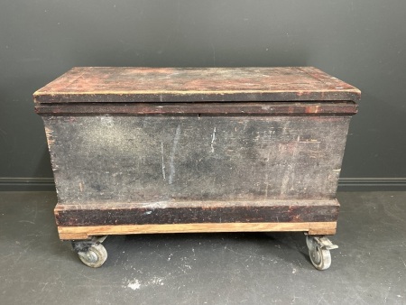 Large industrial storage trunk on coasters with lift out tray