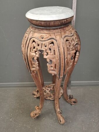 Tall mid-century &lsquo;Jardiniere&rsquo; plant stand with a fret‑carved bulbous body, marble top and cabriole legs