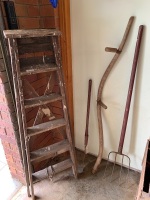 Lot inc. Vintage Timber Steps & Long Tools