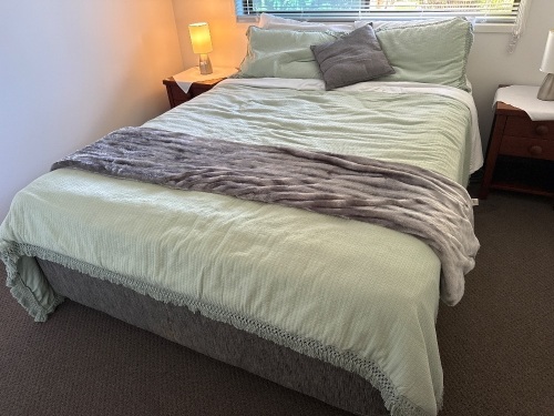 Queen size bed ensemble &ndash; bedding not included