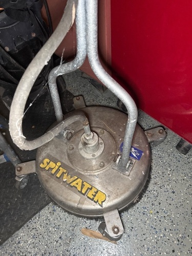 Spitwater high-pressure floor cleaner