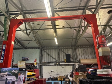 Molner 3000kg vehicle hoist - currently single-phase - has 3-phase capabilities - requires electrician disconnection (buyer)
