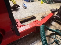 Molner 3000kg vehicle hoist - currently single-phase - has 3-phase capabilities - requires electrician disconnection (buyer) - 3
