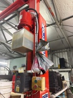 Molner 3000kg vehicle hoist - currently single-phase - has 3-phase capabilities - requires electrician disconnection (buyer) - 4