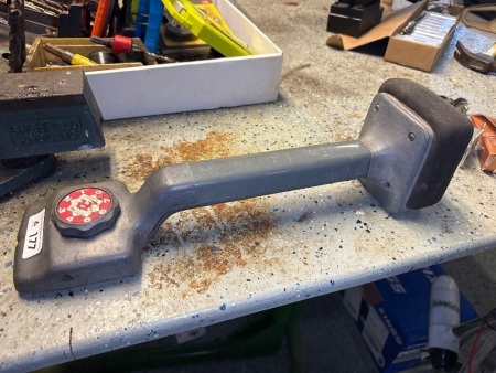 Carpet laying tensioner tool