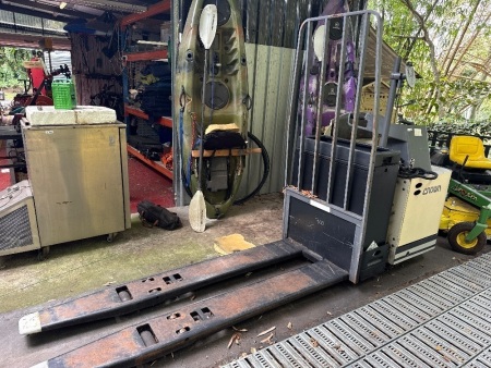 Crown PR4500 electric pallet Jack &ndash; unsure of working condition