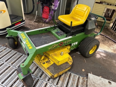 John Deere Zero turn lawnmower &ndash; 48 inch deck - Briggs & Stratton 18 hp petrol motor - unsure of working condition