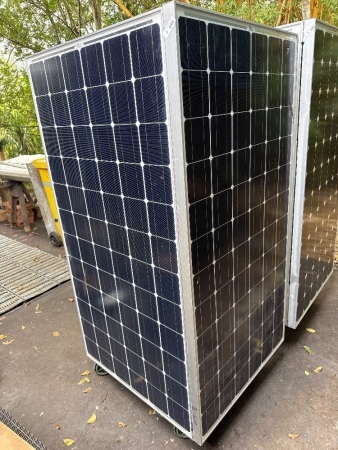Home-made solar charging station on castors - qty choice 248, 249