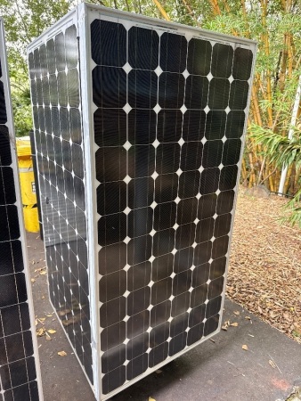 Home-made solar charging station on castors - qty choice 248, 249