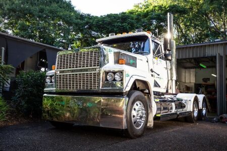 1985 Ford Louisville LTL9000 prime mover with accesories & spare parts - 1 owner - 400HP Caterpillar engine - 15 speed overdrive gearbox - Hendrickson air bag suspension - Alcoa rims - -Texas bar - has been shedded for approximately 10 years since its ret