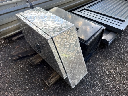 2x tool/storage boxes