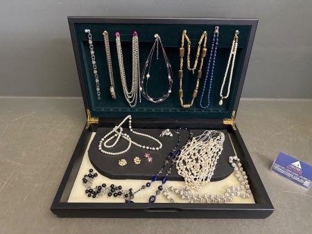 Assortment of Ladies Fashion Necklaces/Chains & Faux Pearls