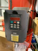 Molner 3000kg vehicle hoist - currently single-phase - has 3-phase capabilities - requires electrician disconnection (buyer) - 5