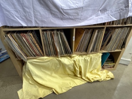 Large Lot of Mixed Genre LP Vinyl Records - please note we do not inspect each record (quantity choice lots 130 to 134)
