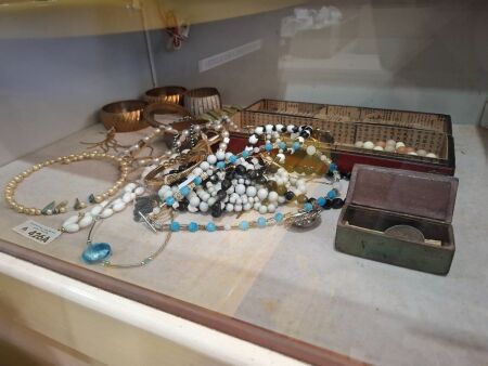 Assortment of Jewellery