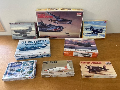 8x Military Aeroplane Models