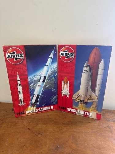 US NASA Atlantic Space Shuttle Model & US Apollo Saturn V Model