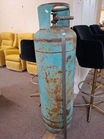 Mobil LPG gas cylinder stamped GPE VIC - set up as air pressure tank