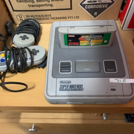 Super Nintendo Console, 2 Controllers + 1 Game