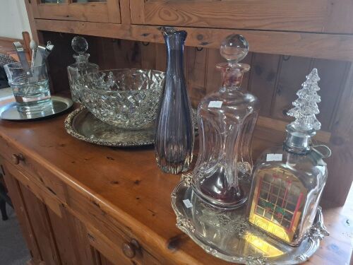 Assorted bar lot inc. decanters, stirrers, ice bucket etc.
