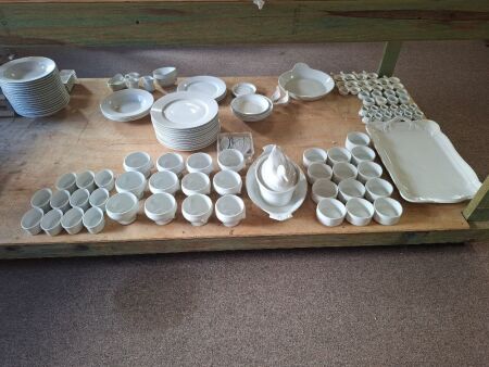 Bulk lot of restaurant/hotel crockery