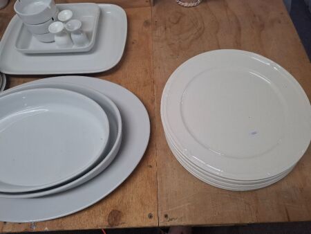 Bulk lot of restaurant/hotel crockery