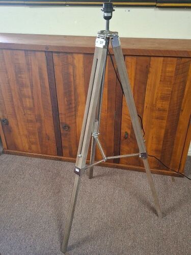 Tripod lamp stand