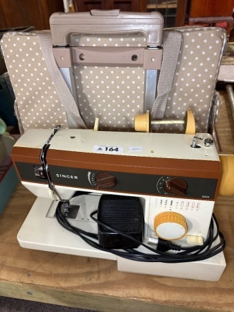 SINGER 5525 sewing machine with trolley bag