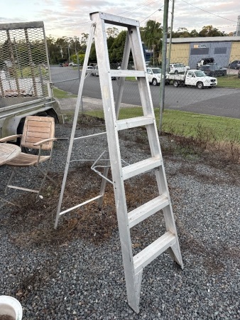 Aluminium step ladder
