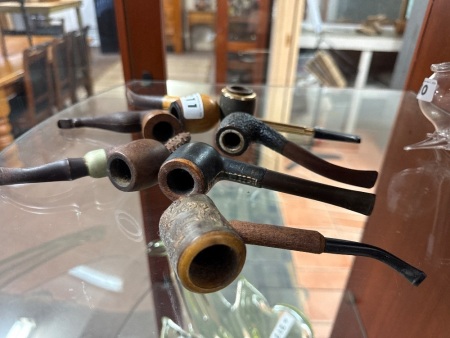 Assorted vintage smoking pipes