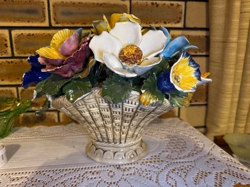 Porcelain floral vase - Some damage to petals
